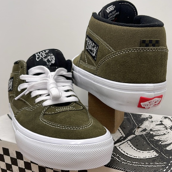 Vans WMNS Skate Half Cab Dark Olive
VN0A5FCDDOL
Sneakers - Picture 9 of 16